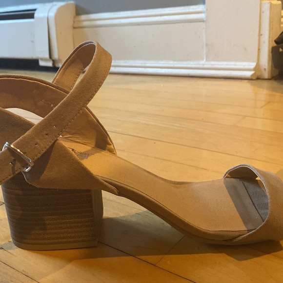Beige ankle strap sandals - Picture 2 of 3